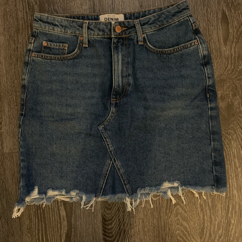 New look dark wash denim mini skirt 
Size us 6